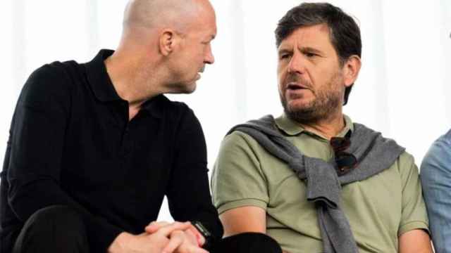 Mateu Alemany y Jordi Cruyff, esperando un vuelo en el aeropuerto para cerrar un fichaje / REDES