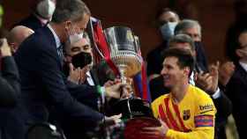 Messi recibe la Copa del Rey de manos de Felipe VI