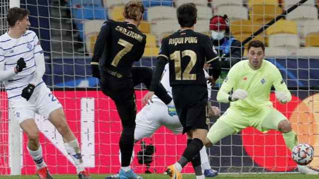 Momento del disparo de Antoine Griezmann para marcar el cuarto al Dinamo de Kiev / EFE