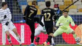 Momento del disparo de Antoine Griezmann para marcar el cuarto al Dinamo de Kiev / EFE