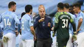 Pep Guardiola, dando instrucciones a sus jugadores | EFE