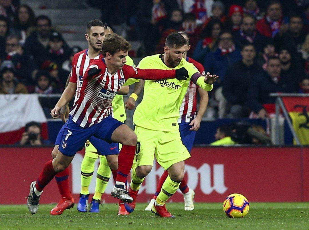 Griezmann y Messi disputan un balón en el Atlético de Madrid-Barça de la primera vuelta / EFE