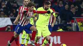Griezmann y Messi disputan un balón en el Atlético de Madrid-Barça de la primera vuelta / EFE