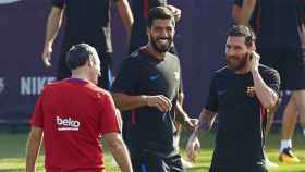 Una foto de Luis Suáres, Leo Messi y Ernesto Valverde durante un entrenamiento / FCB