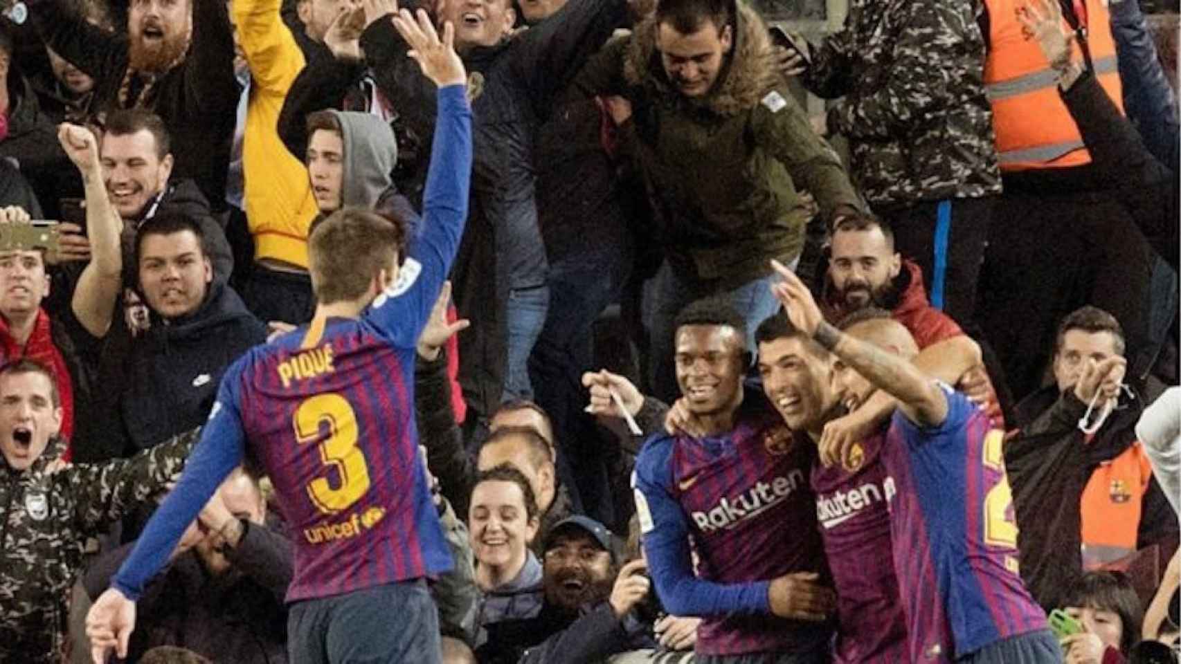 Piqué enseña la manita al Camp Nou / EFE