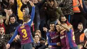 Piqué enseña la manita al Camp Nou / EFE
