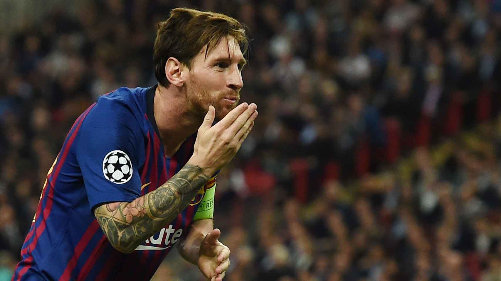 Messi dedica uno de sus goles / EFE
