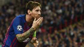 Messi dedica uno de sus goles / EFE