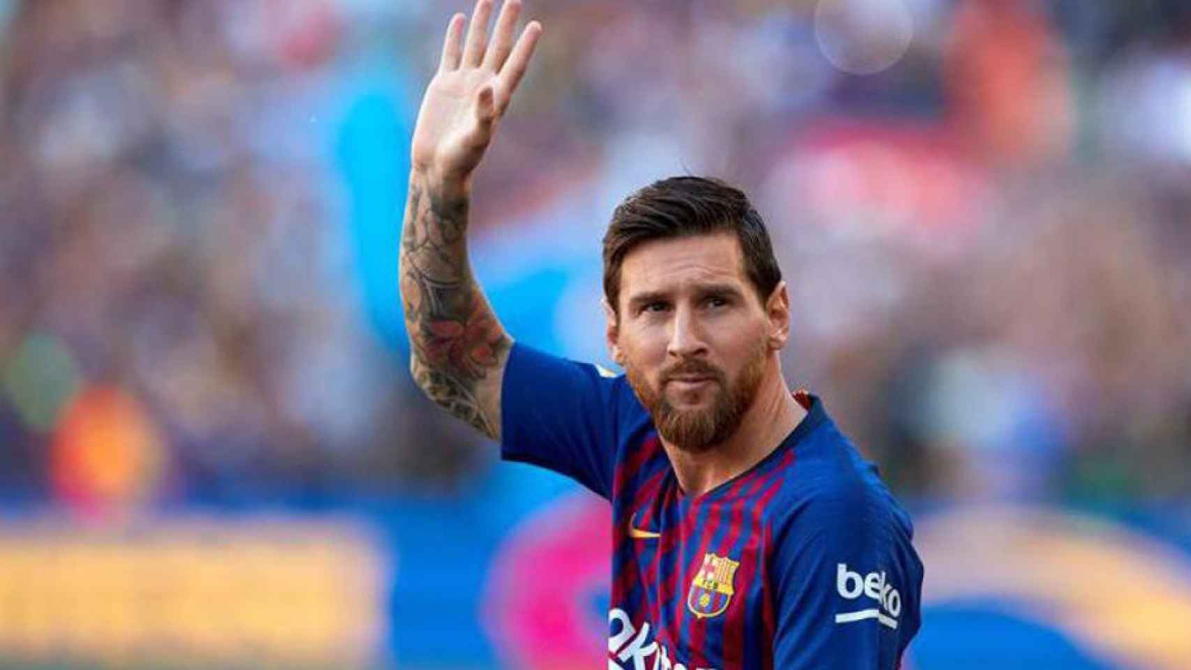 Messi saluda al público del Camp Nou durante la presentación del Barça 18-19 / EFE