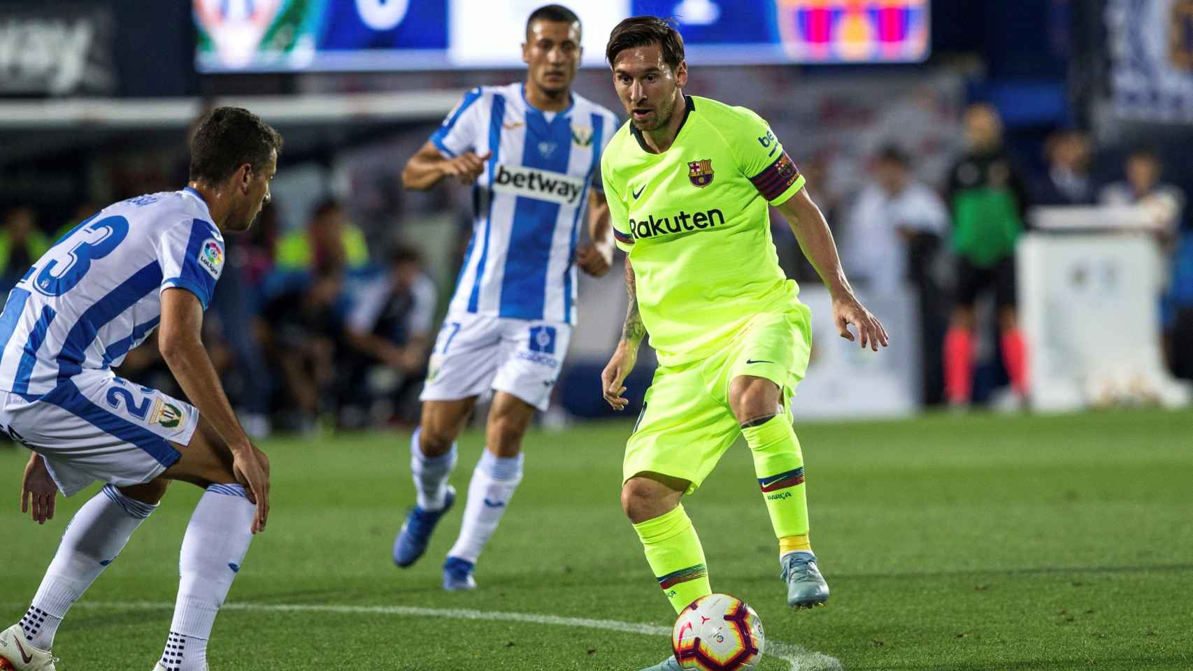 Messi controla un balón frente al Leganés / EFE