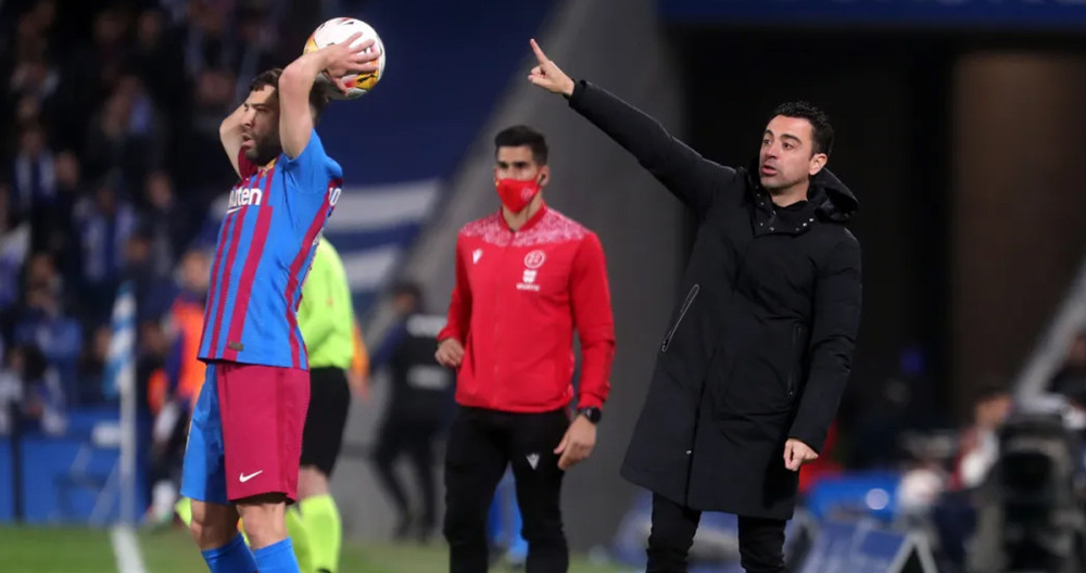 Xavi Hernández, dando indicaciones, en el partido entre la Real Sociedad y el Barça / FCB