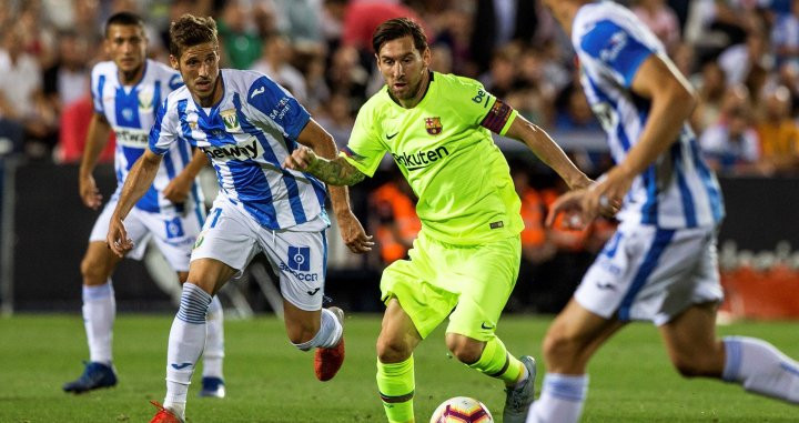 Messi intenta driblar a dos rivales durante el partido frente al Leganés / EFE
