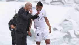 Zidane dando instrucciones a Casemiro / EFE