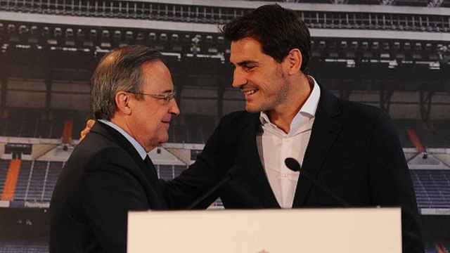 Casillas, saludándose con Florentino Pérez | EFE