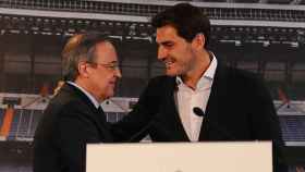 Casillas, saludándose con Florentino Pérez | EFE