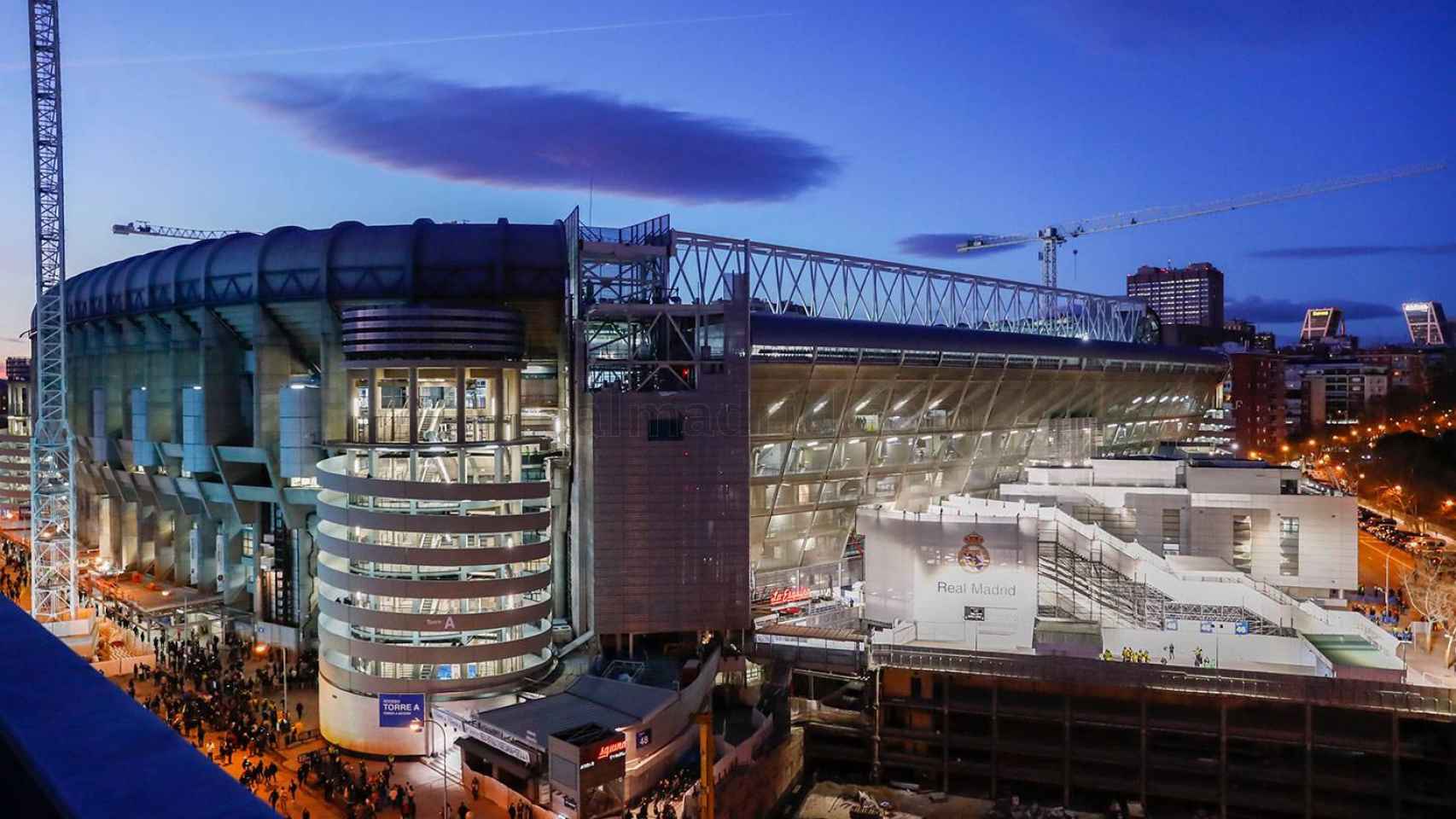 Imagen de la remodelación del Santiago Bernabéu / EFE