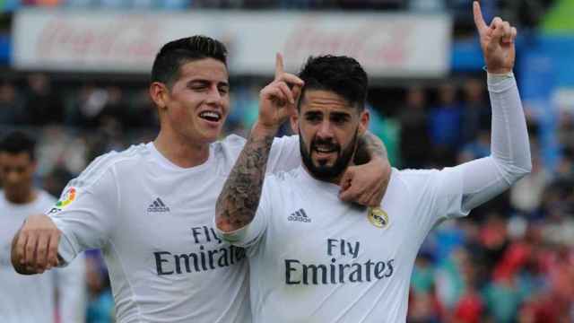 Una foto de Isco Alarcón y James Rodríguez durante un partido del Real Madrid / Twitter