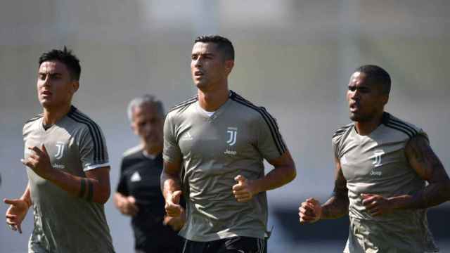 Dybala, Ronaldo y Douglas Costa entrenando con la Juventus / EFE