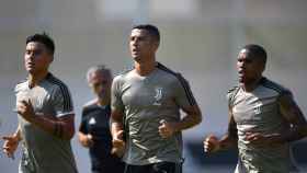Dybala, Ronaldo y Douglas Costa entrenando con la Juventus / EFE