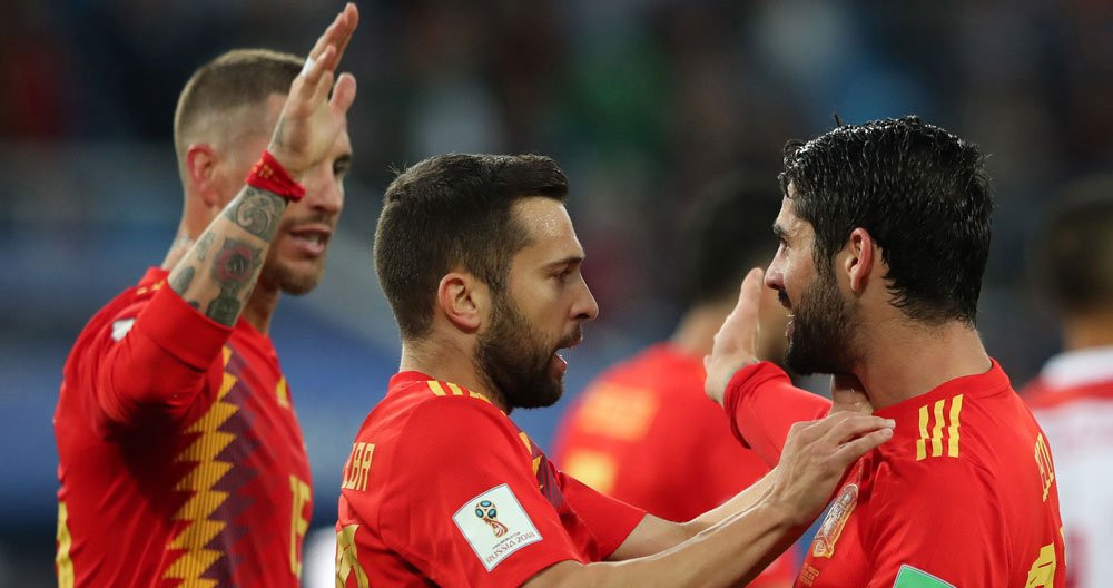 Jordi Alba y Sergio Ramos felicitan a Isco tras marcar con la Roja | EFE