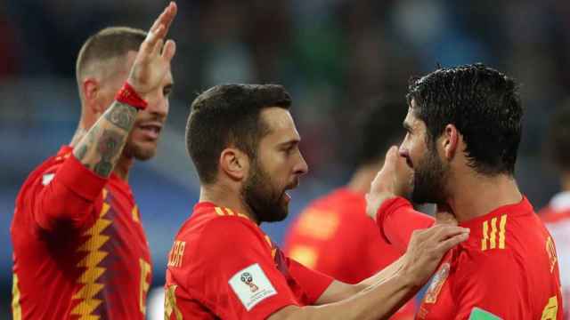 Jordi Alba y Sergio Ramos felicitan a Isco tras marcar con la Roja | EFE