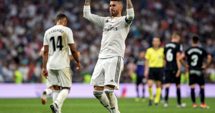 Sergio Ramos anima a la hinchada del Bernabéu / EFE