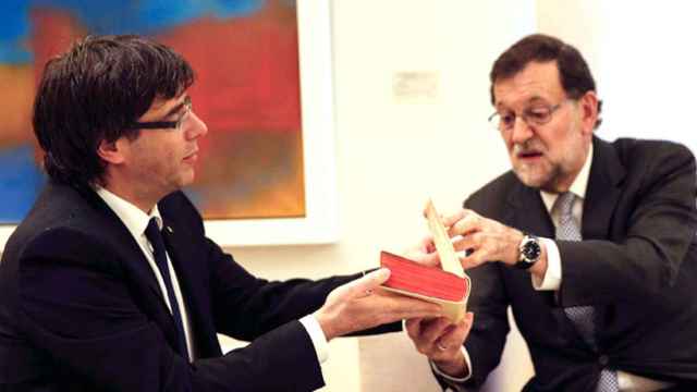 Carles Puigdemont y Mariano Rajoy cuando le regaló 'El Quijote'