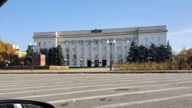 Edificio de la administración provincial de Jerson, sin la bandera de Rusia / VICEPRESIDENTE DEL CONSEJO REGIONAL DE JERSON