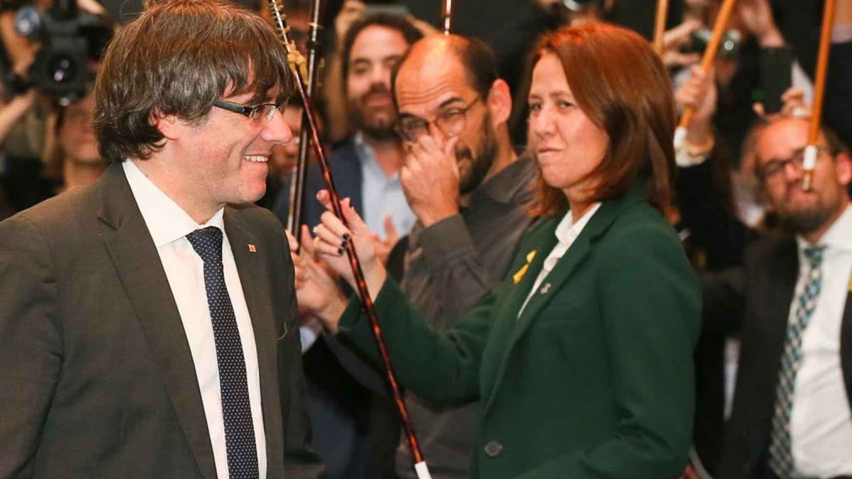 El expresidente de la Generalitat Carles Puigdemont y la alcaldesa de Girona, Marta Madrenas / EFE