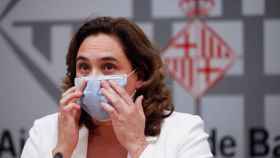 Ada Colau, alcaldesa de Barcelona, con mascarilla durante una comparecencia / CG
