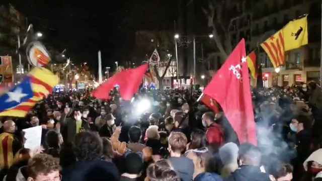 Imagen de la manifestación sin medidas sanitarias por Pablo Hasel en Barcelona / CG