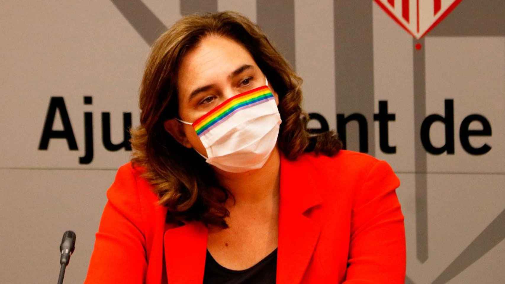 Ada Colau, alcaldesa de Barcelona, con mascarilla durante una rueda de prensa / CG