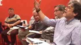 Javier Marín, con la mano en alto, durante una reunión con militantes socialistas / EL ESPAÑOL