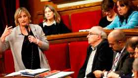 Alba Vergés (i), consejera de Salud y defensora del pago por usar el 061, durante una comparecencia en el Parlamento catalán / EFE