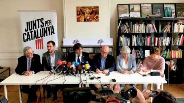 Xavier Trias (i), junto a Carles Puigdemont, Toni Comín, Clara Ponsatí, Gonzalo Boye y Bea Talegón en Bruselas / JxCAT