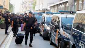 Agentes del Cuerpo Nacional de Policía (CNP), marchándose de Calella (Barcelona) tras varios escraches / CG