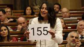 La líder catalana de Ciudadanos, Inés Arrimadas, exhibe un cartel alusivo al artículo 155 de la Constitución ante Quim Torra en el Parlament / CG