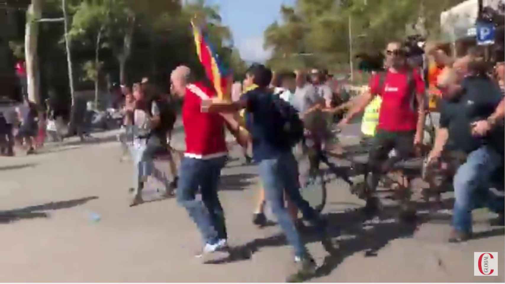 Captura de pantalla del momento en que se produce una de las agresiones contra uno de los policías que se manifestaba en Barcelona