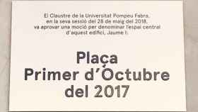Placa conmemorativa del 1-O en la Universitat Pompeu Fabra / @martamarfany