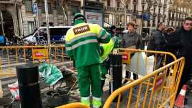 Los operarios municipales de Barcelona instalan bolardos en Las Ramblas / CD