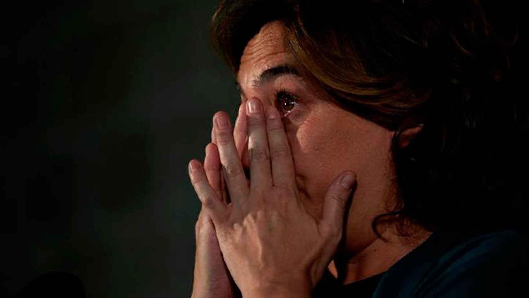 Ada Colau, alcaldesa de Barcelona, se limpia las lágrimas de emoción al hablar de las víctimas del 17A / EFE
