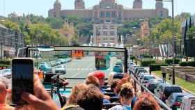 Turistas en ruta hacia la Fuente Mágica de Montjuïc / CG