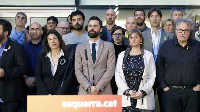 El presidente del Parlament, Roger Torrent (c), junto a otros asistentes durante la concentración en la sede de ERC después de que el juez Pablo Llarena haya acordado prisión incondicional para el candidato a la Presidencia del Govern, Jordi Turull; la ex