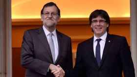 El Presidente del Gobierno, Mariano Rajoy, da la mano al President de Cataluña, Carles Puigdemont / CG
