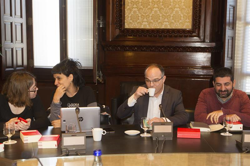 Las portavoces de la CUP, Anna Gabriel y Eulalia Reguant, y los de JxSí, Jordi Turull y Chakir el Homrani Lasfar en el Parlament / EFE