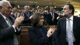 Mariano Rajoy, derecha, recibe el aplauso de la bancada del PP en la sesión de investidura del Congreso.