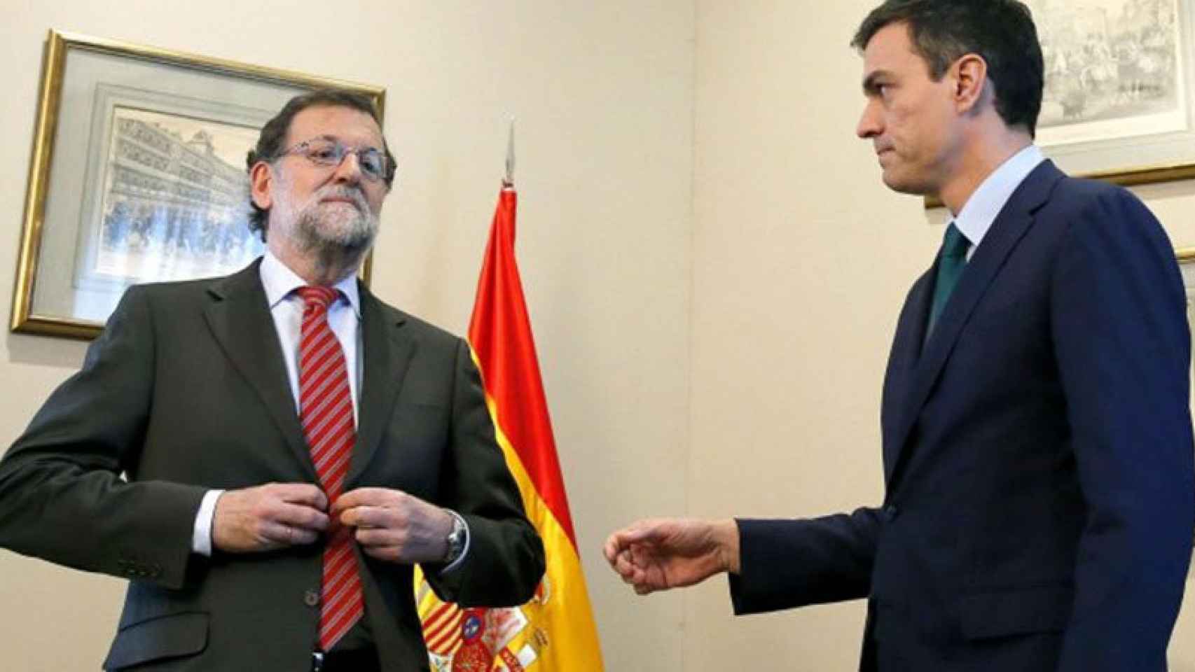 Mariano Rajoy le niega el saludo a Pedro Sánchez --le hace la 'cobra'-- en la famosa reunión en el Congreso