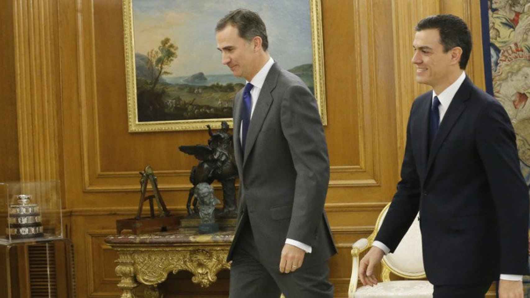 El Rey Felipe VI y el líder del PSOE, Pedro Sánchez, este viernes en La Zarzuela.