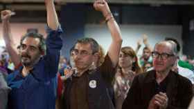 Monedero, en el acto final de campanya de Catalunya sí que es pot, entre el concejal de BComú Raimundo Viejo y el economista Vicenç Navarro.