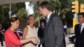 La alcaldesa de Barcelona Ada Colau, saluda al Rey Felipe VI el pasado mes de julio en la capital catalana, en presencia de la Delegada del Gobierno en Cataluña, Maria de los Llanos de Luna, y del ministro de Justicia, Rafael Catalá.